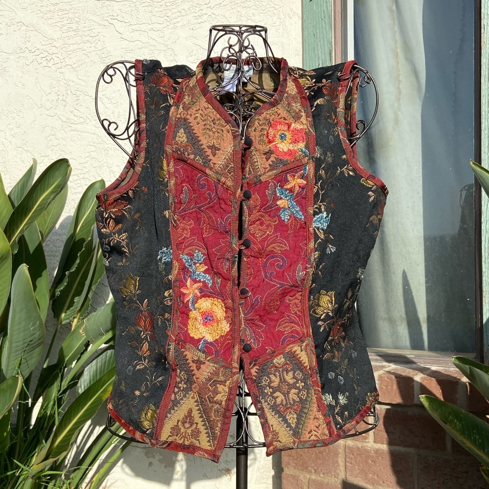 Coldwater Creek Colorful Tapestry Design Fitted Vest Piping & Covered Buttons